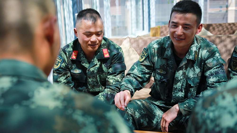 官兵正在陽光棚內(nèi)優(yōu)雅的環(huán)境中下象棋。