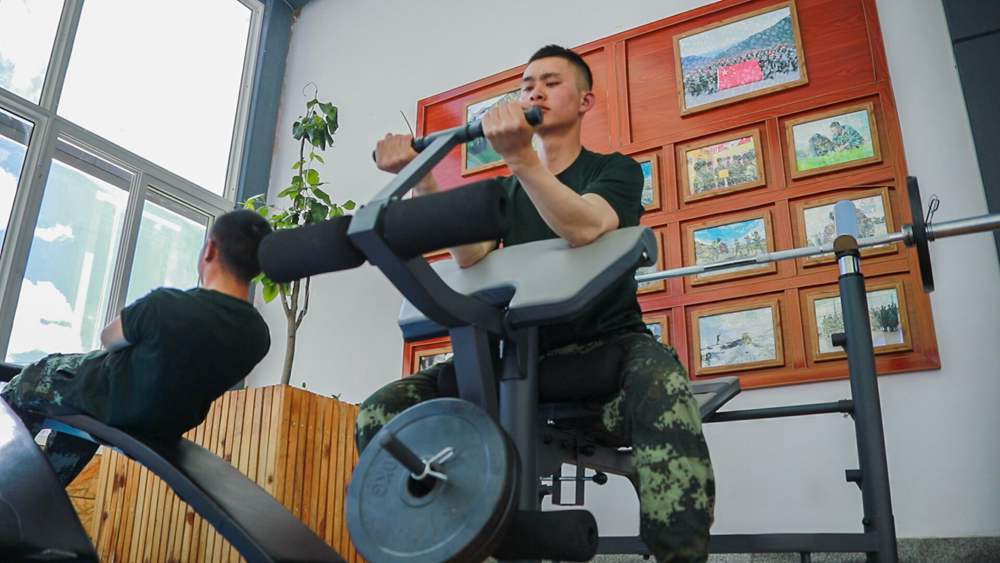 官兵正在陽光棚內(nèi)自我健身。