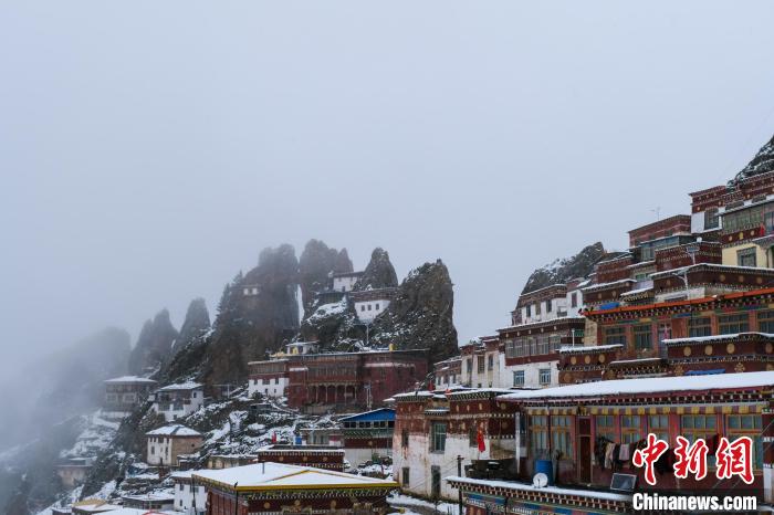 云霧環(huán)繞的孜珠寺?！〗w波 攝