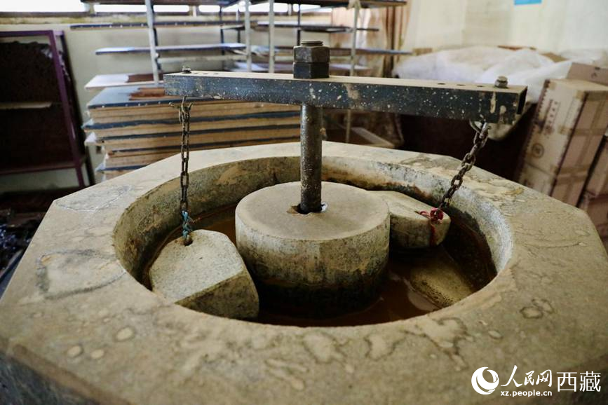 制作藏香的原料用石頭混合研磨。人民網(wǎng)記者 次仁羅布攝