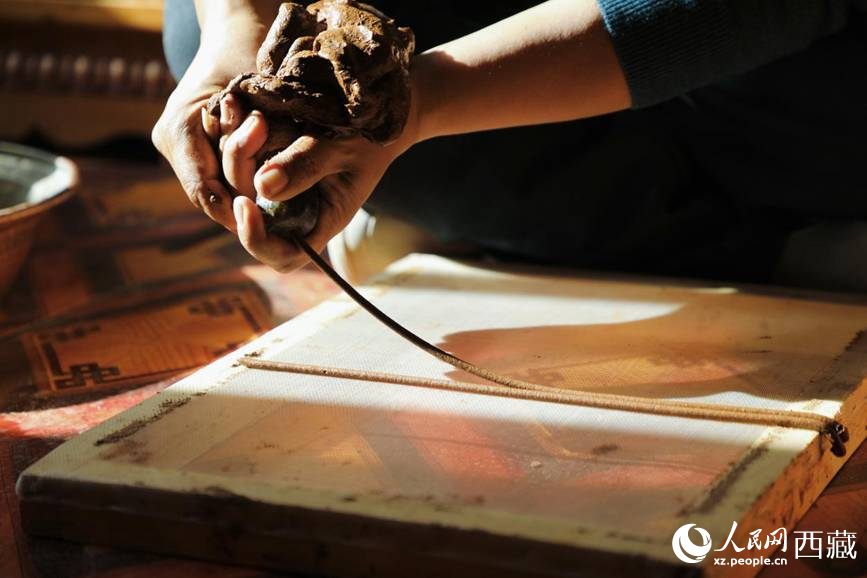 制作藏香過(guò)程。人民網(wǎng)記者 次仁羅布攝