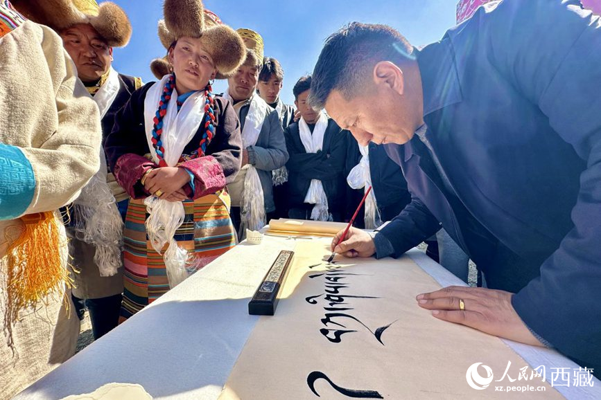 書法家為祈福一年的豐收提筆祝詞。