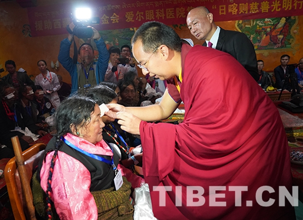 3圖 十一世班禪為益西拉姆（左一）揭紗。攝影：王淑.JPG