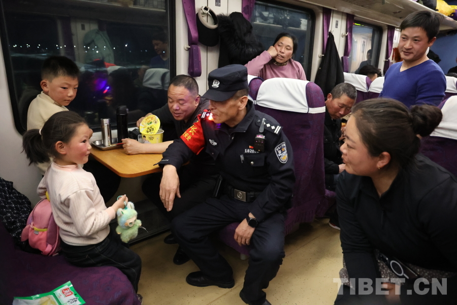 乘警長(zhǎng)左紅彬在巡視車(chē)廂間隙，向攜帶兒童的旅客專(zhuān)門(mén)叮囑安全注意事項(xiàng)。.JPG