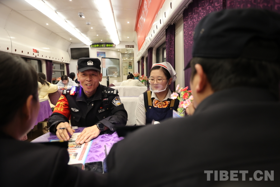 深夜巡視結(jié)束后，乘警長(zhǎng)左紅彬與列車(chē)工作人員一起召開(kāi)聯(lián)席會(huì)議。.JPG
