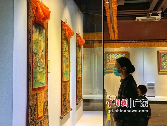 80余幅國家級非遺大師希熱布唐卡作品東莞展出。圖為充滿神秘色彩的唐卡作品吸引人駐足觀看(徐倩 攝)
