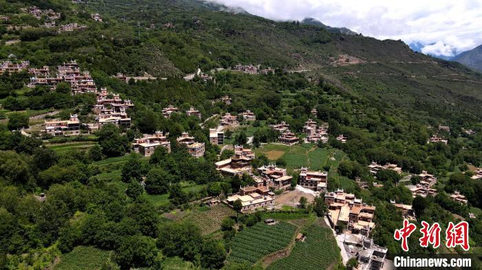 四川丹巴村民洛太的民宿致富夢：“除了好政策，自己更要有干勁”