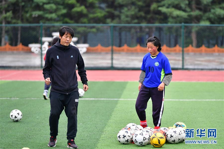 （體育·專題）（17）足球——踢球吧！草原女孩