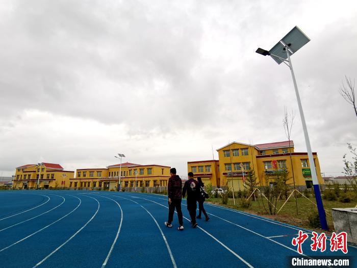 青海草原上的新村落：扶貧政策“照”在我的家，“暖”著我的心