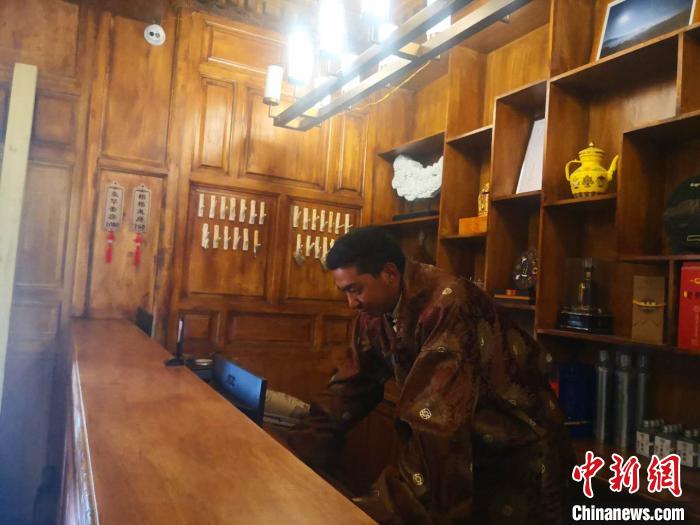 圖為桑杰才讓用電腦處理財務。　史靜靜 攝