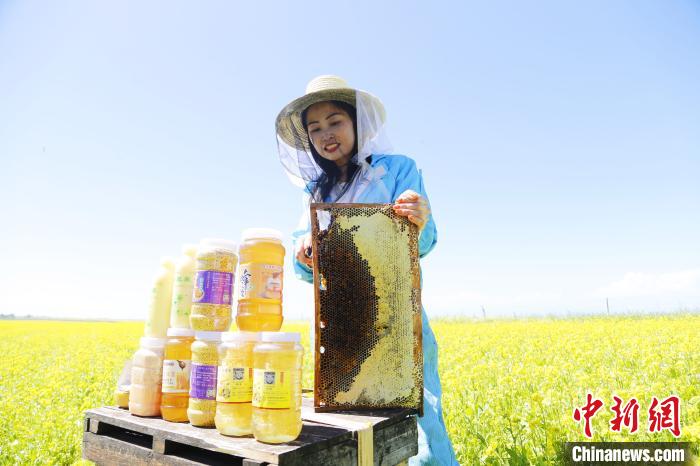 圖為蜂農(nóng)現(xiàn)場展示蜂產(chǎn)品。　馬銘言 攝