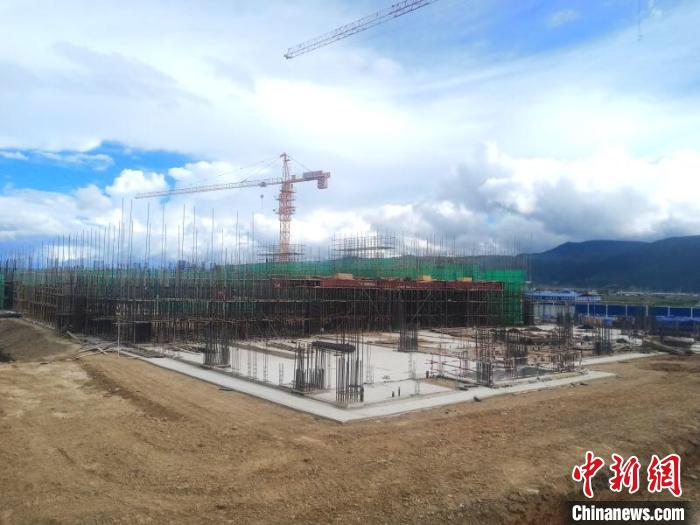 圖為香格里拉站實現(xiàn)封頂。中國鐵路昆明局集團供圖