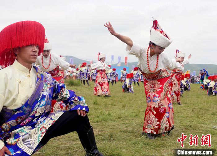 當(dāng)?shù)孛癖姎g慶香浪節(jié)?！「哒?攝