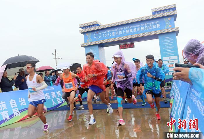 8月23日，拉卜楞高原半程馬拉松在甘加秘境景區(qū)鳴槍開跑。　高展 攝
