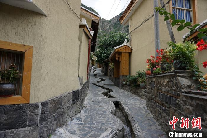 沿溪流分布的若吉村民宿?！∽g 攝