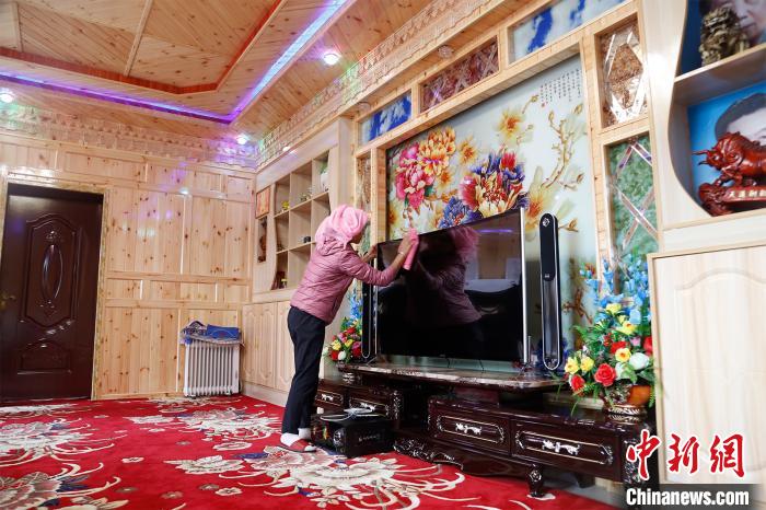 圖為做家務的項青達杰妻子?！●R銘言 攝