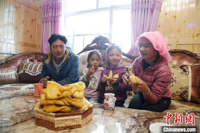 圖為項青達杰一家人合影?！●R銘言 攝