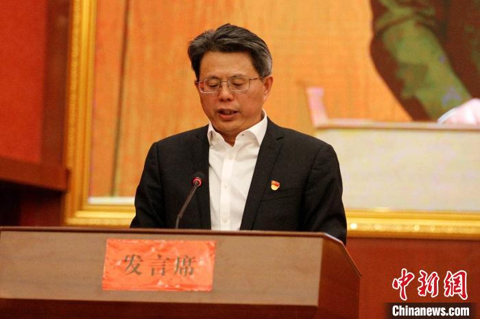 圖為果洛州委常委、副州長(zhǎng)、上海市援青聯(lián)絡(luò)組組長(zhǎng)馮志勇總結(jié)對(duì)口支援十年工作。　果洛州委宣傳部供圖 攝