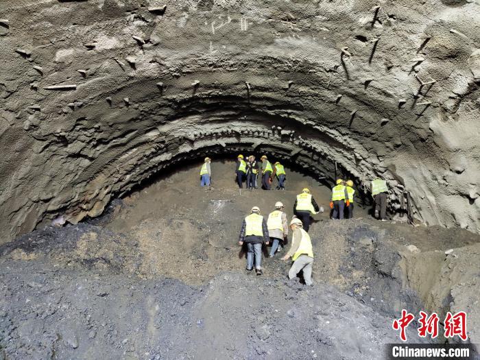 圖為久馬高速查針梁子隧道施工現(xiàn)場。　王鵬 攝