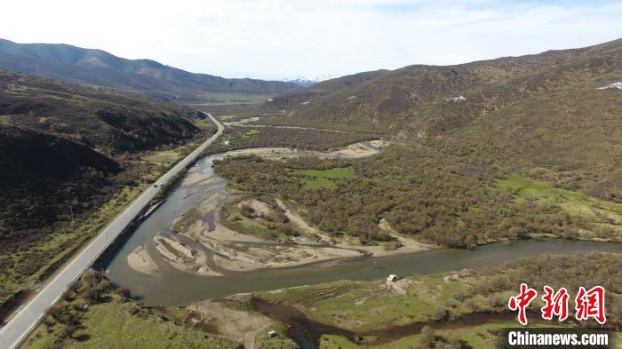 久馬高速沿線地貌。四川交投藏高公司供圖