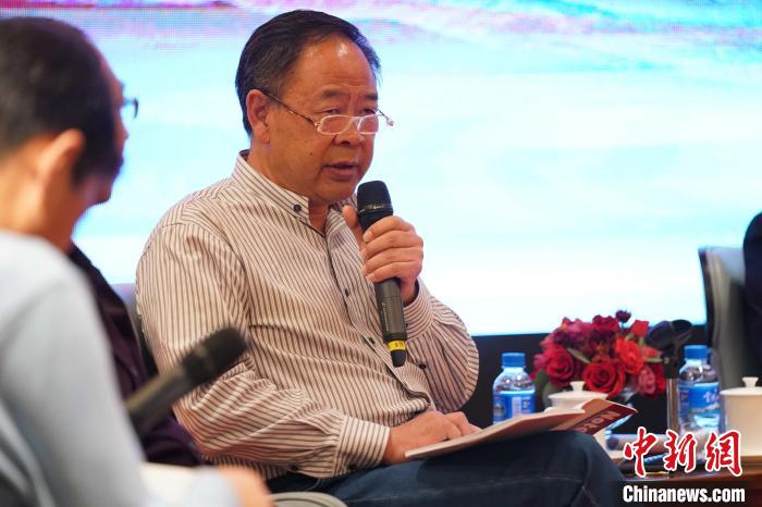 圖為青海省藝術(shù)研究所所長(zhǎng)、文化學(xué)者耿占坤發(fā)表觀點(diǎn)?！√K丹 攝