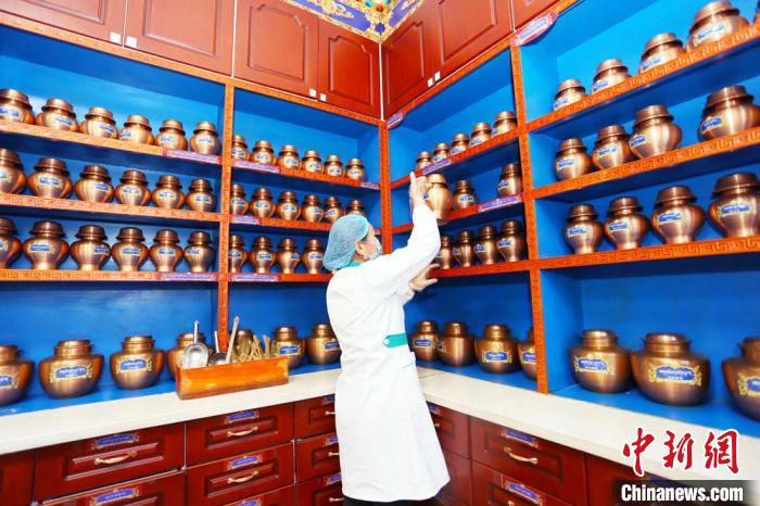 近年來，夏河縣藏醫(yī)醫(yī)院在基礎設施、醫(yī)療服務、業(yè)務拓展、人才梯隊、制度建設等都發(fā)生了巨大變化?！「哒?攝