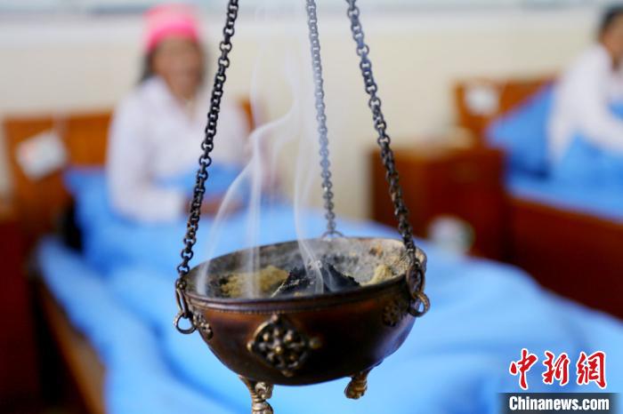 圖為藏醫(yī)熏藥療法?！「哒?攝