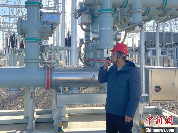 圖為國(guó)網(wǎng)青海檢修公司專業(yè)人員在沙柳變電站驗(yàn)收設(shè)備?！√岂?攝