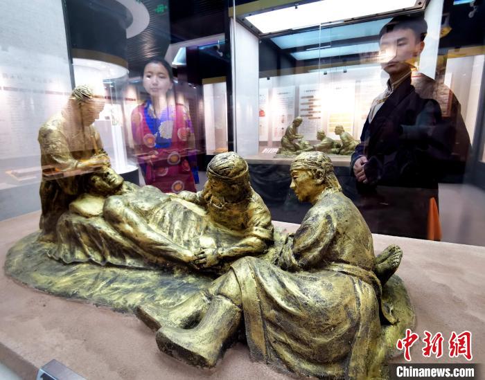 圖為模擬的藏醫(yī)眼科手術場景?！?zhí)砀?攝