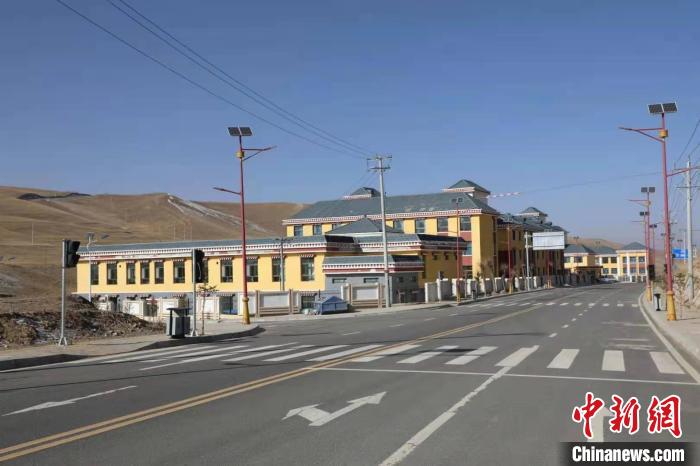 青海黃河岸畔“脫貧戰(zhàn)歌”：村民感受“穩(wěn)穩(wěn)的幸?！? oldsrc=