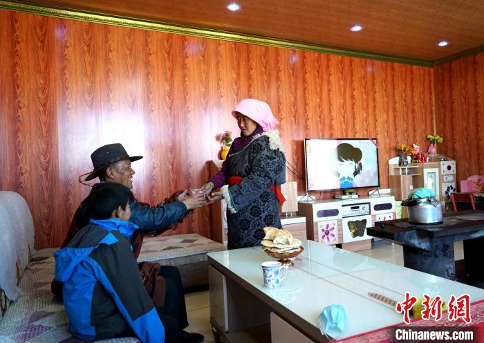 圖為易地搬遷后的哇保家?！〔彭検步?攝