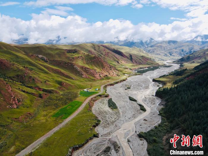 資料圖為祁連山國家公園青海片區(qū)?！±罱瓕?攝