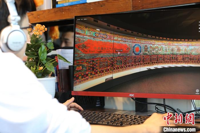 2月23日，青海西寧，市民利用VR瀏覽長達(dá)608米的《中國藏族文化藝術(shù)彩繪大觀》。農(nóng)歷辛丑牛年新年“巧遇”藏歷鐵牛新年，青海高原農(nóng)牧民特別是生活在城市的藏族民眾，正享受從“流口水”的糌粑到“鎮(zhèn)館之寶”VR體驗(yàn)的味覺、視覺“大餐”之變。<a target='_blank' ><p  align=