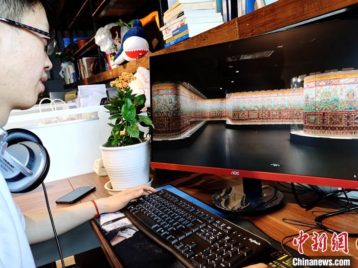 2月23日，青海西寧，市民利用VR瀏覽長達608米的《中國藏族文化藝術彩繪大觀》。農歷辛丑牛年新年“巧遇”藏歷鐵牛新年，青海高原農牧民特別是生活在城市的藏族民眾，正享受從“流口水”的糌粑到“鎮(zhèn)館之寶”VR體驗的味覺、視覺“大餐”之變。<a target='_blank' ><p  align=