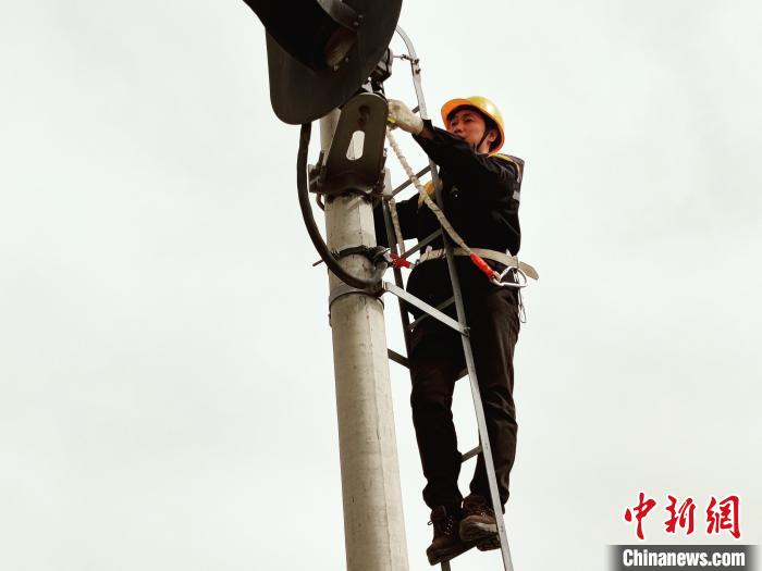 青海“夫妻檔”攜手守護“天路”平安