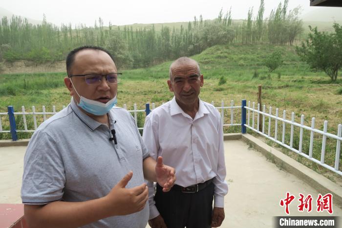 圖右為普魯村當(dāng)年迎接進(jìn)藏先遣連入村的見(jiàn)證者后代西日普·依布地?！畛坛?攝