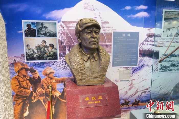 圖為南疆軍區(qū)某合成團(tuán)1連榮譽(yù)室，雕像是進(jìn)藏先遣英雄連總指揮李狄三?！畛坛?攝
