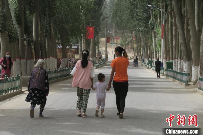 圖為進(jìn)藏先遣英雄連誓師地原址所在的新疆維吾爾自治區(qū)和田地區(qū)于田縣普魯村現(xiàn)貌?！畛坛?攝