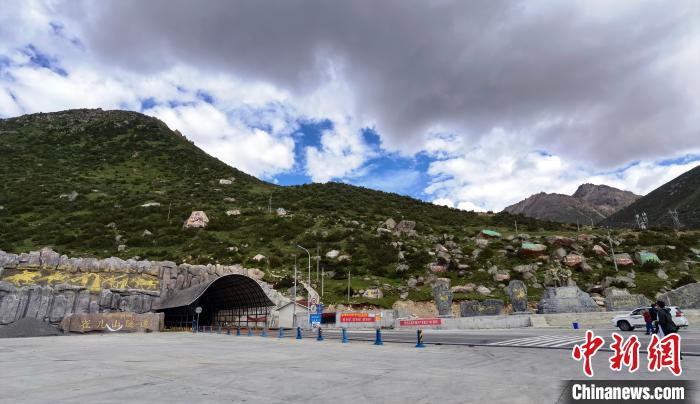 已建成通車的雀兒山隧道?！⒅铱?攝