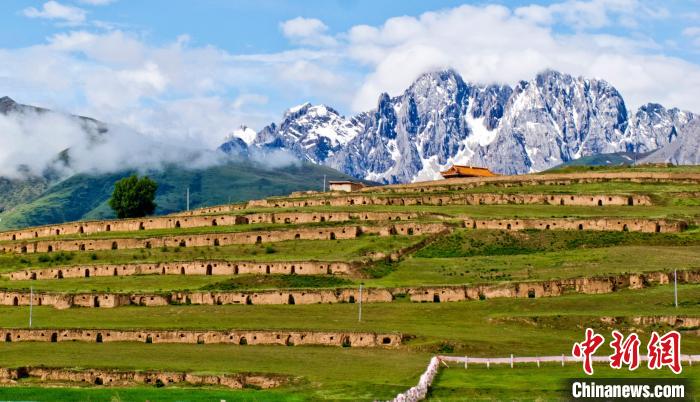 十八軍甘孜窯洞群?！⒅铱?攝