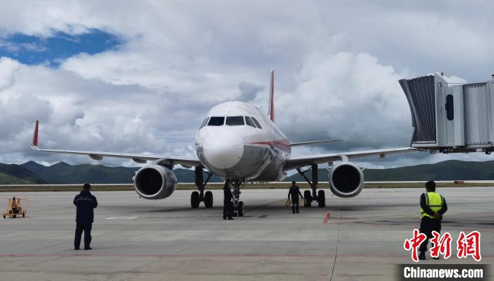 康定機(jī)場一架航班降落?！⒅铱?攝