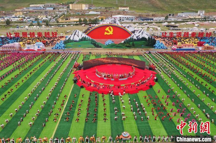 圖為玉樹藏族自治州成立70周年慶祝大會(huì)現(xiàn)場(chǎng)?！●R銘言 攝