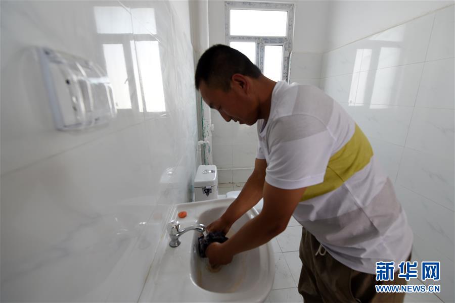 （新華全媒+）（23）千里“挪窩”，踏實(shí)開啟新生活