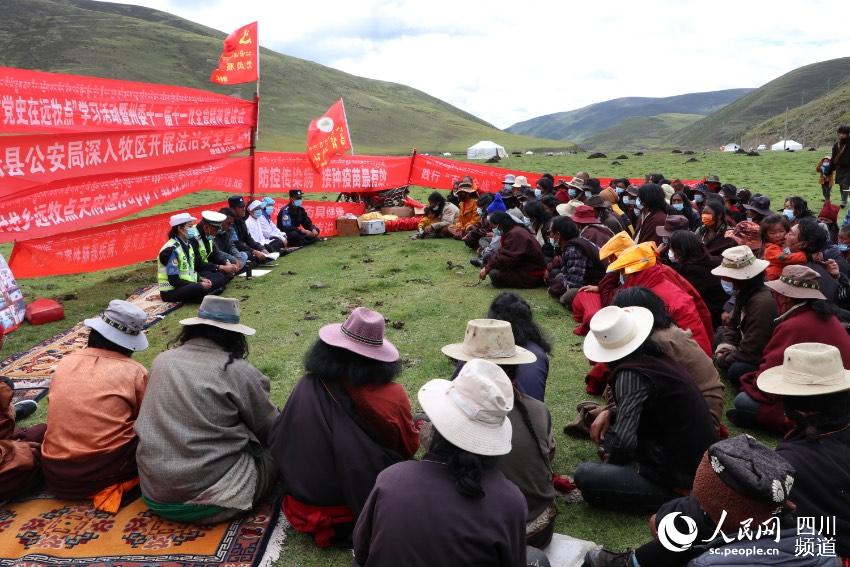 草地上宣講。巴登攝