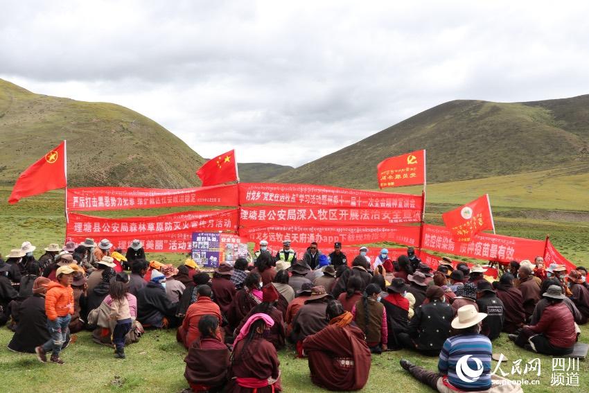 草地上宣講。巴登攝