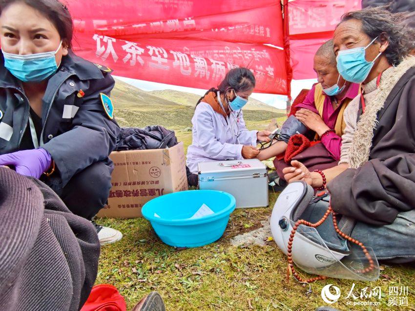 給牧民檢查身體。巴登攝