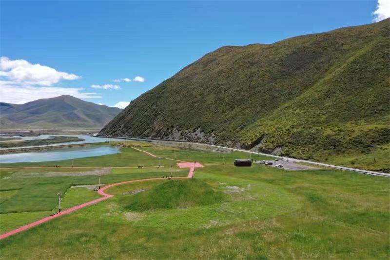 宜牛二村砂場(chǎng)生態(tài)修復(fù)后狀況。甘孜州石渠生態(tài)環(huán)境局供圖