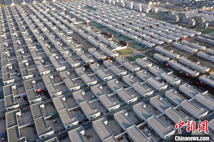 圖為蘭州新區(qū)移民安置區(qū)?！《P 攝