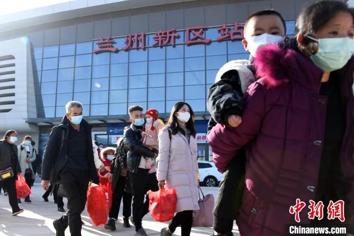 圖為搬遷民眾剛出火車站?！《P 攝