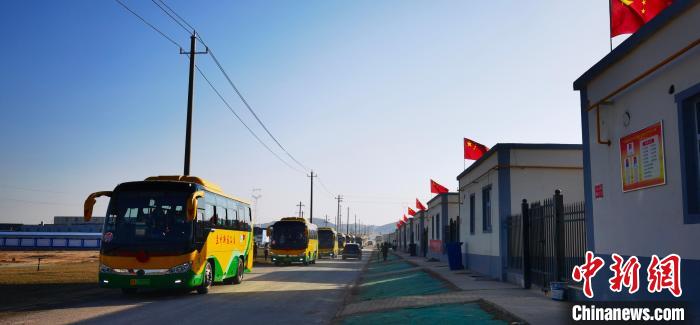 圖為搬遷民眾抵達(dá)安置區(qū)?！∥航ㄜ?攝